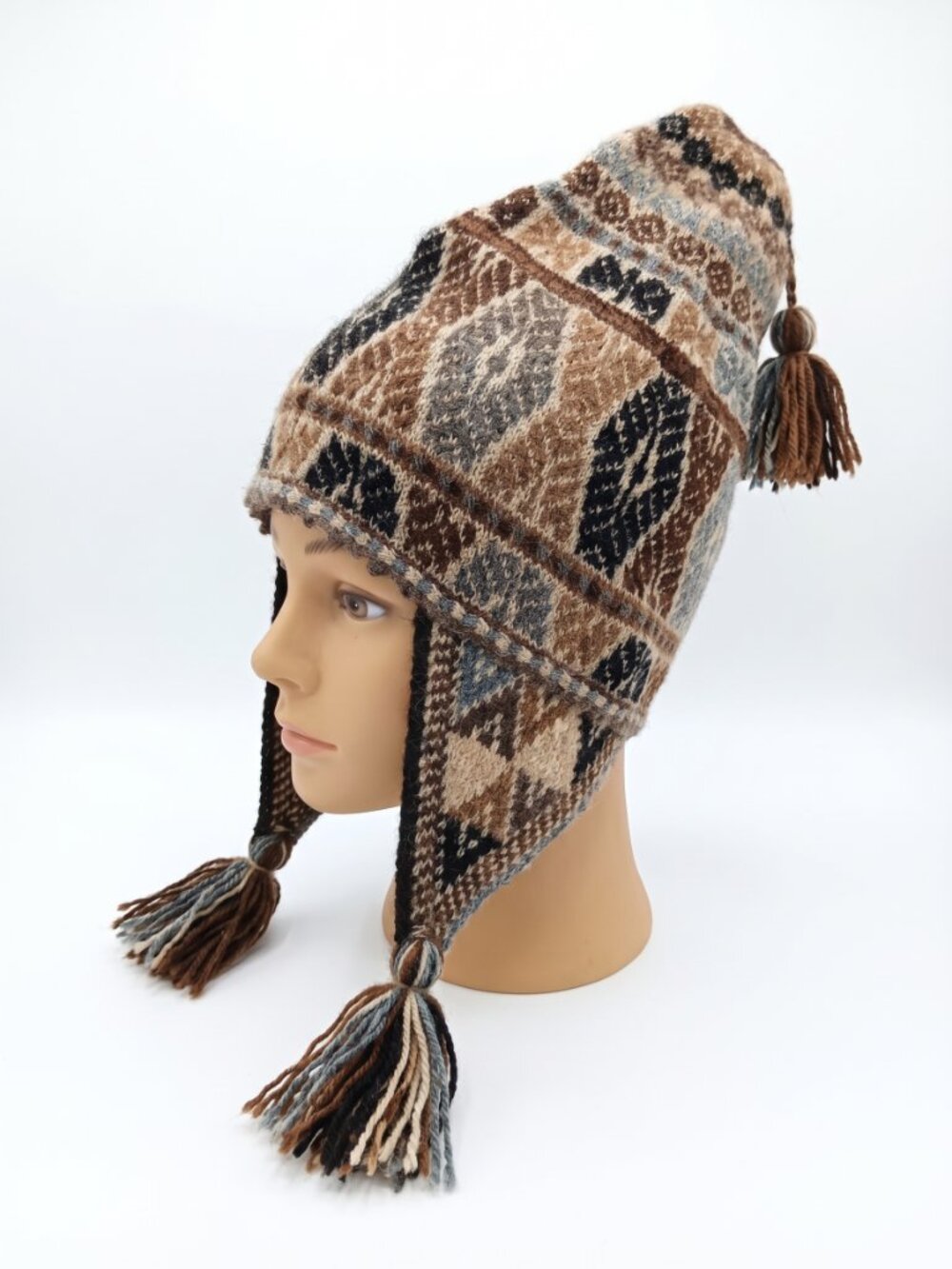 Hand-Knitted Artisanal Chullo Hat – Warm Wool – Geometric Patterns
